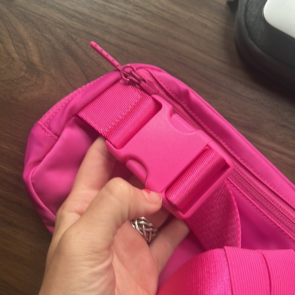 NWOT SONIC PINK LULULEMON BELTBAG - Picture 4 of 5